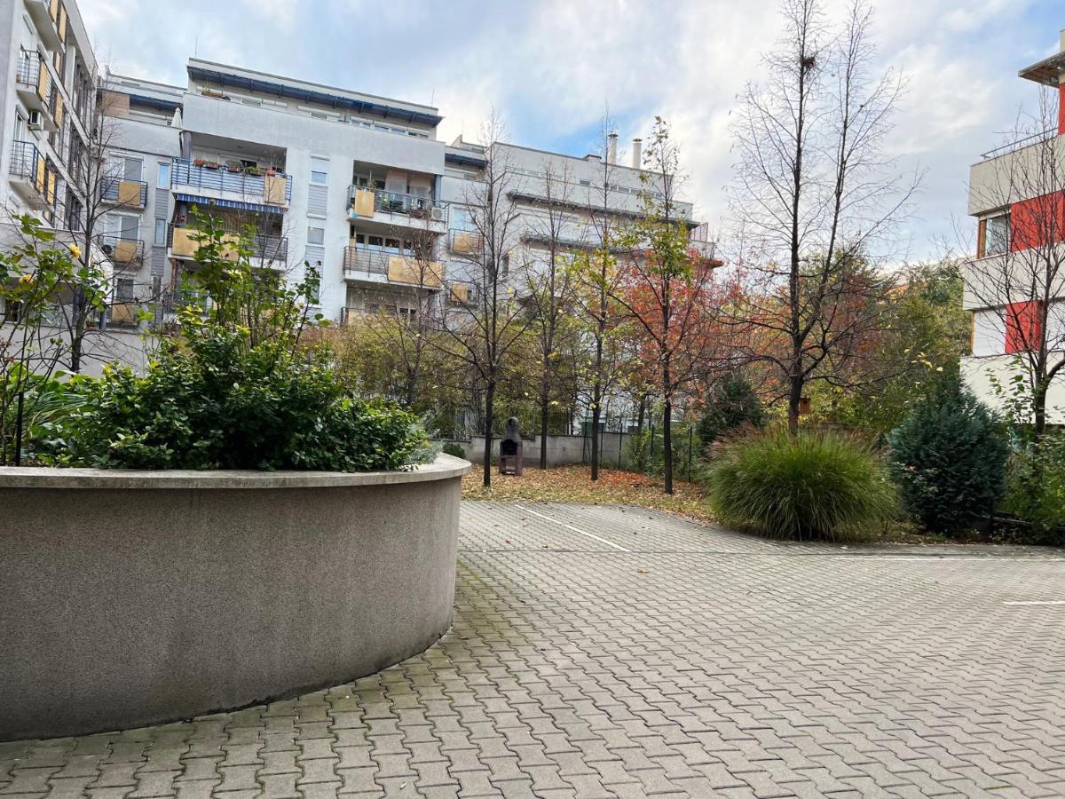 Center Budget Apartment Inside Free Parking Self Check-In Free Streaming Ac Balcony Budapest Bagian luar foto