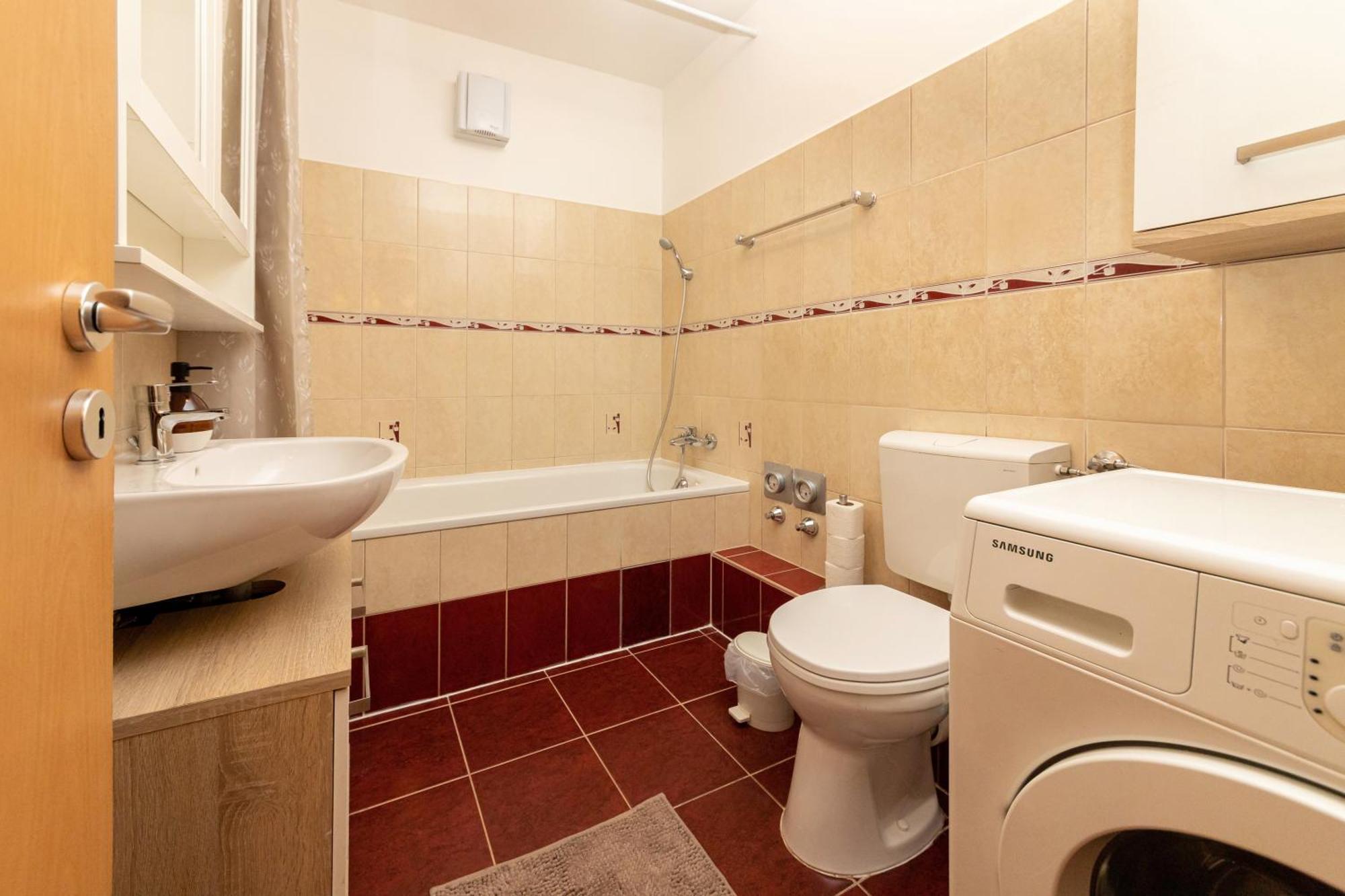 Center Budget Apartment Inside Free Parking Self Check-In Free Streaming Ac Balcony Budapest Bagian luar foto