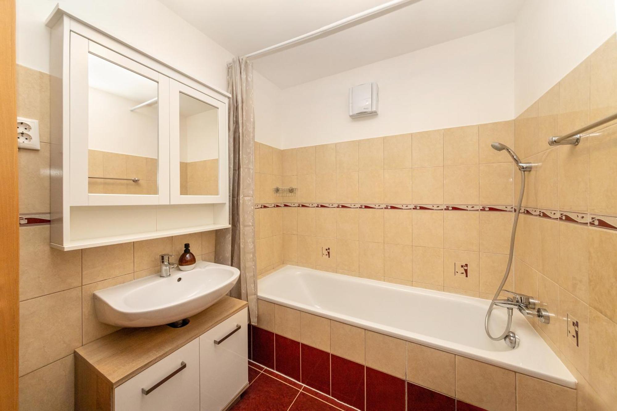 Center Budget Apartment Inside Free Parking Self Check-In Free Streaming Ac Balcony Budapest Bagian luar foto